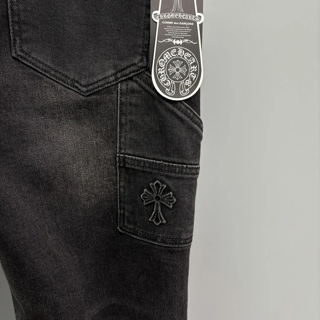 P390 Chrome Hearts/Chrome Hearts Straight-leg jeans are mainly made of high-quality high-quality cotton fiber. Fabrics with high cotton content have good moisture absorption and breathability. A small amount of spandex fiber is supplemented to increase the elasticity of the fabric and make the denim clothing fit the body better. It is comfortable to wear and not easy to deform. The yarn of high-quality denim is uniform, smooth and free of impurities. The surface of the woven fabric is smooth, delicate and clear. Zinc alloy placket buttons are embossed with Chrome Hearts logo. The embellishment of the customized 1:1 Crocodile leather label gives the upper body of the jeans a unique accent. The leather label on the waist and the details of the placket buttons echo the overall style. It is highly suitable for commuting. The neat trouser line and drape arc give a relaxed and high-end feel. Size: XS-2XL